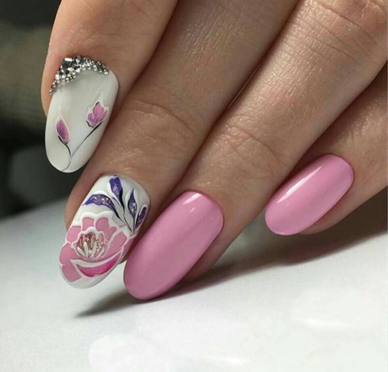 Ногти розовые с цветочками