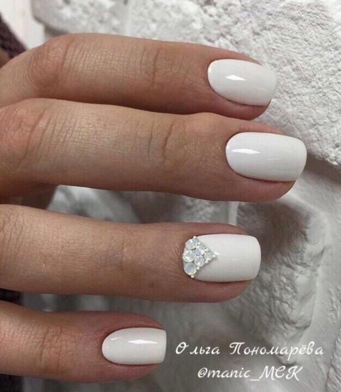 Маникюр на короткие ногтиьбелый