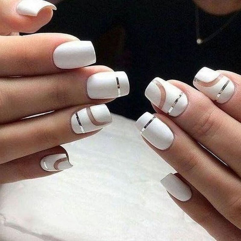 Модный французский маникюр в белом цвете