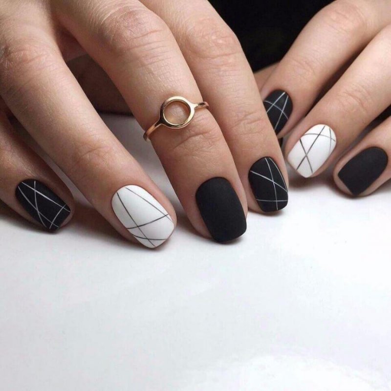 Черно белый маникюр на короткие но
