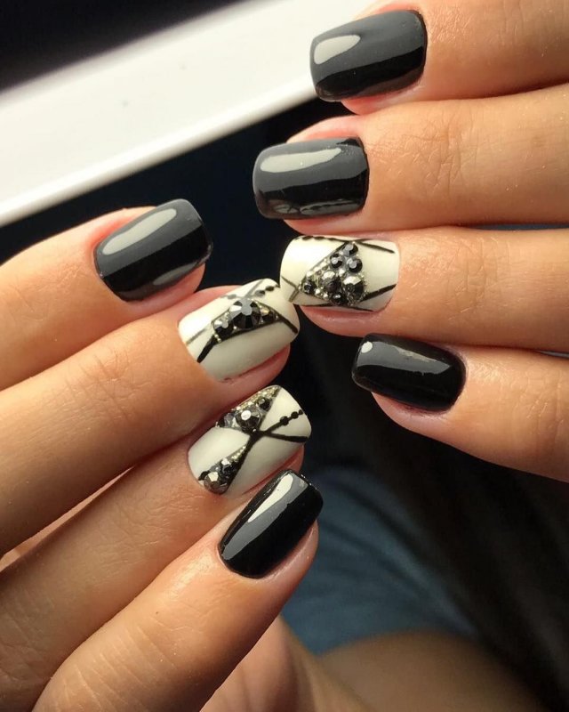 Черно белый маникюр на короткие но