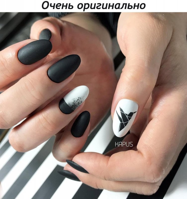 Модный черно белый маникюр