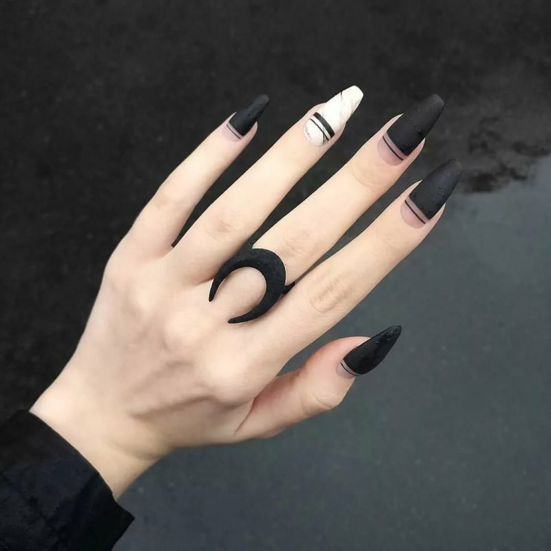 Длинные черные матовые ногти