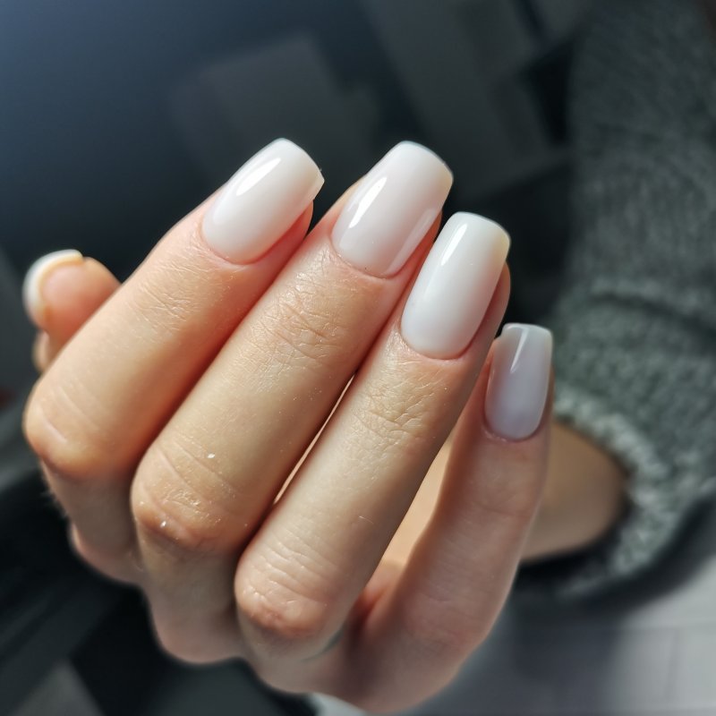 Молочные короткие ногти