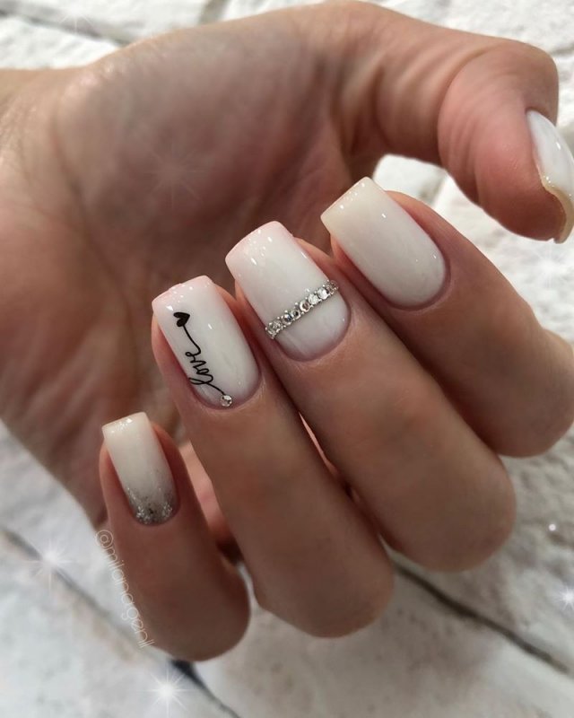 Молочный маникюр на короткие ногти