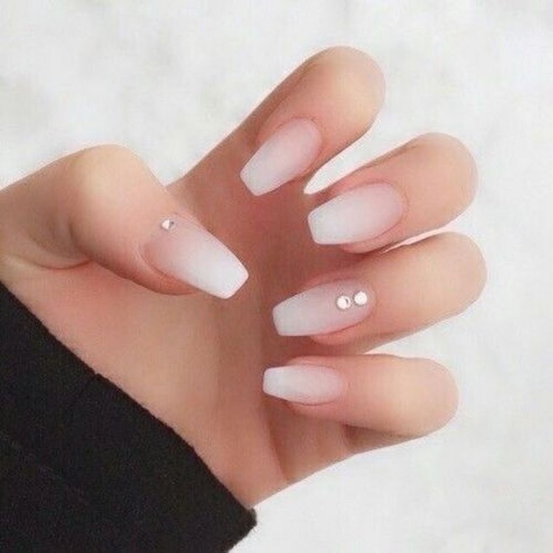 Розовый маникюр матовый прозрачный