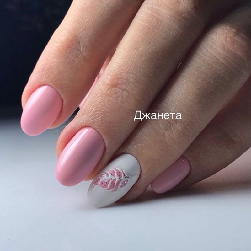 Розовый маникюр на короткие овальные