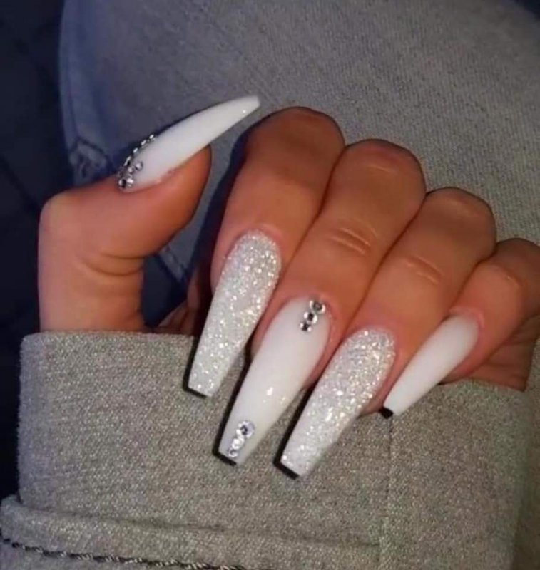 Стильный дизайн длинных ногтей