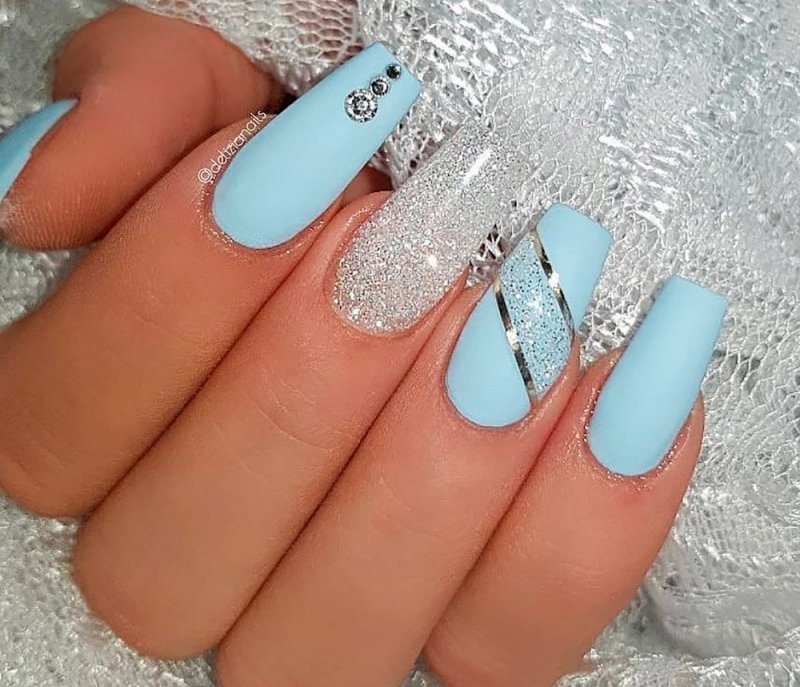 Ногти синие с полосками