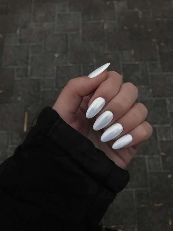 Белые овальные ногти