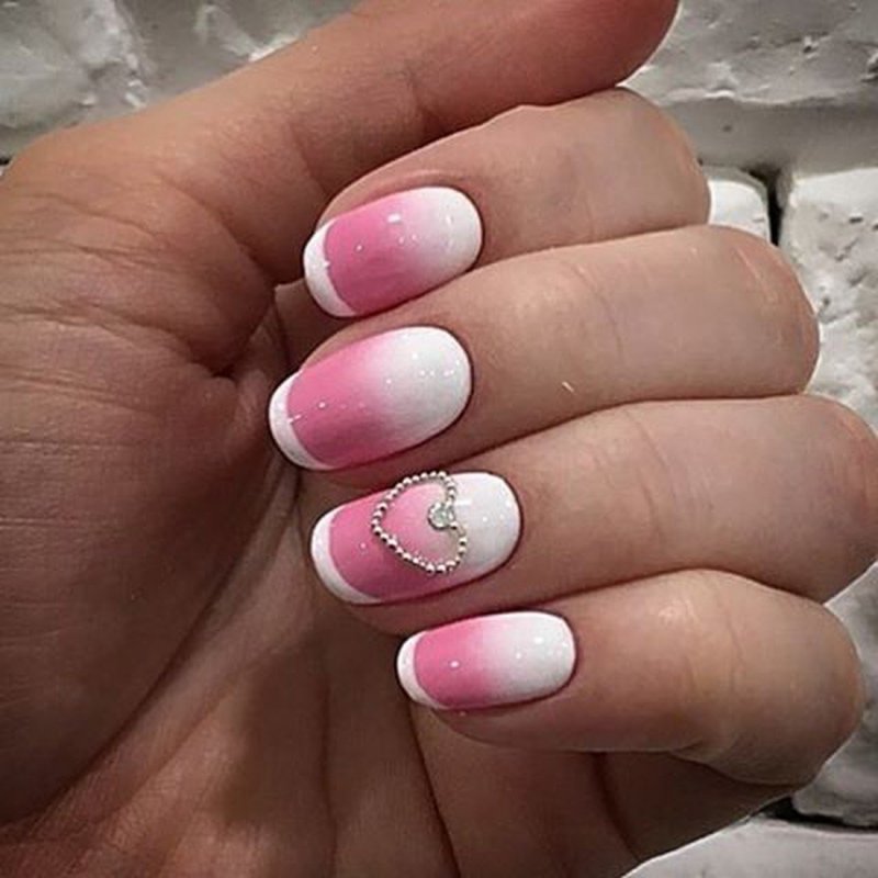 Маникюр розовый с белым