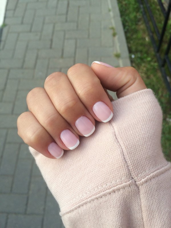 Молочный маникюр с розовым френч