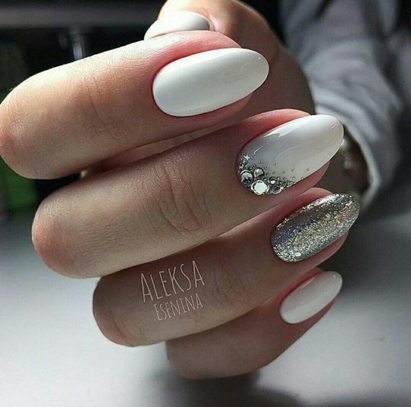 Ногти белые с серебром