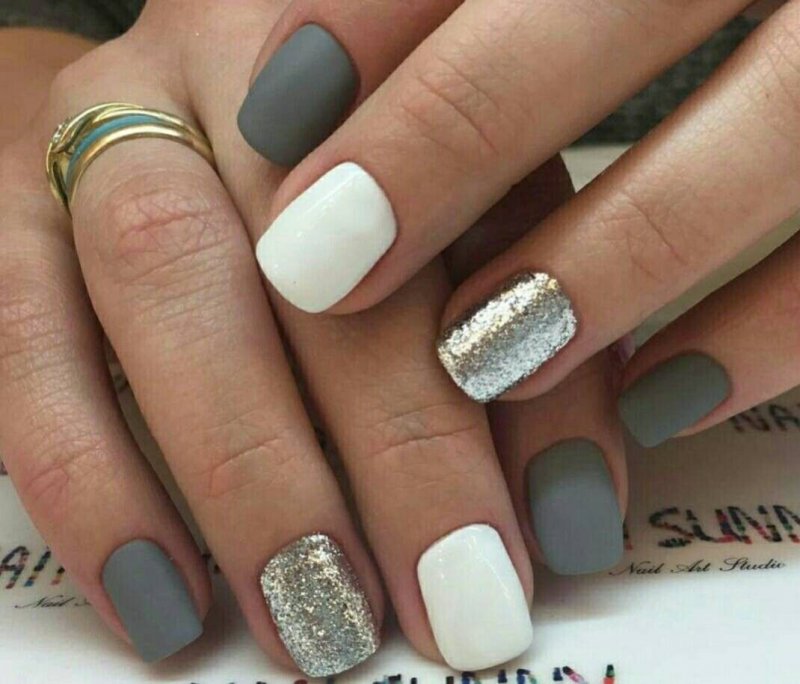 Серо-белый маникюр гель