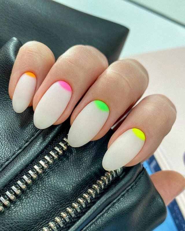 Маникюр на короткие ногти квадрат белый