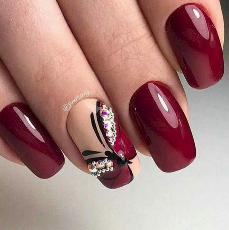 Коралловый маникюр с тюльпанами