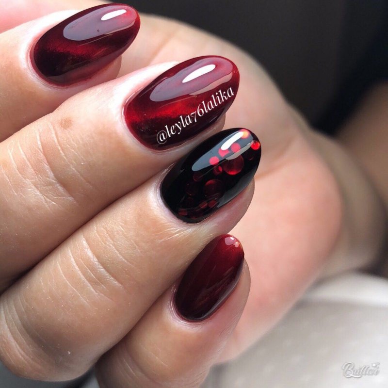 Бордовый маникюр с мрамором