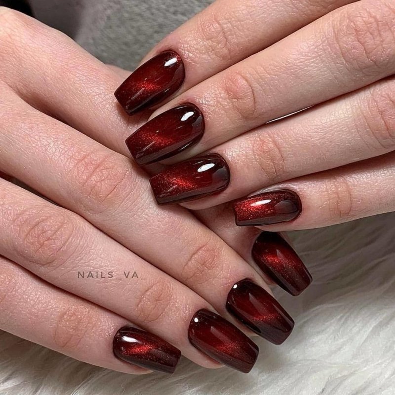 Кошачий глаз маникюр бордовый