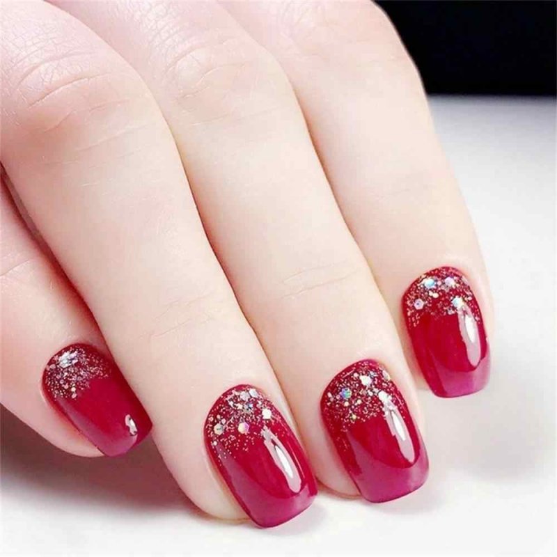 Красный маникюр на короткие ногти