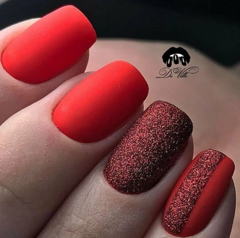 Маникюр красный с блес