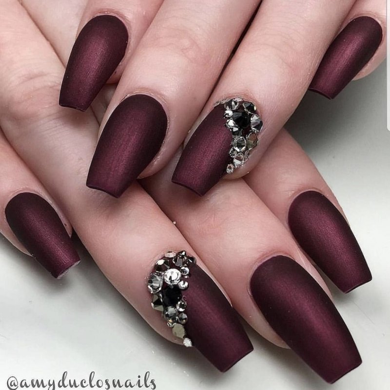 Красные матовые короткие ногти