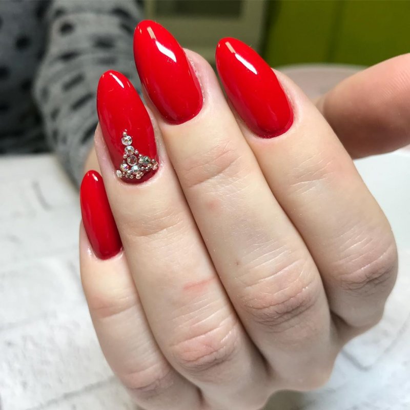 Красный маникюр квадрат
