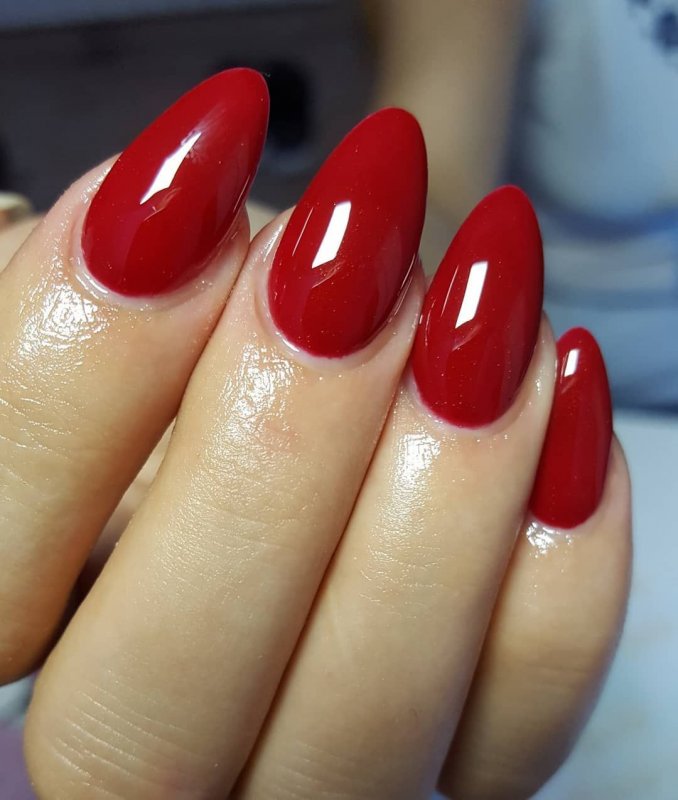 Короткие круглые красные ногти