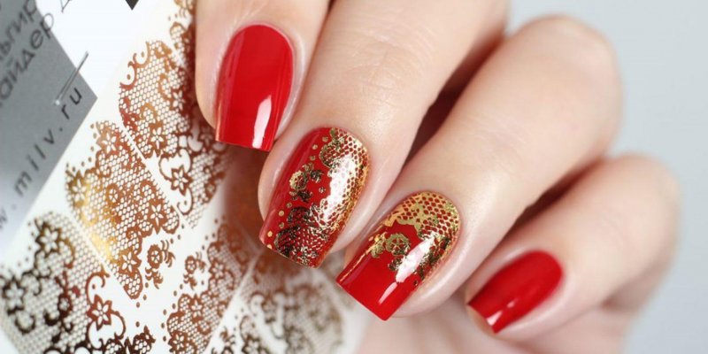 Красный маникюр с золотыми наклейками