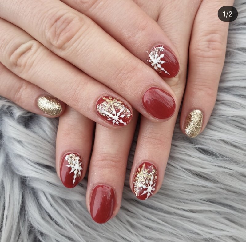 Маникюр снежинки на Красном лаке
