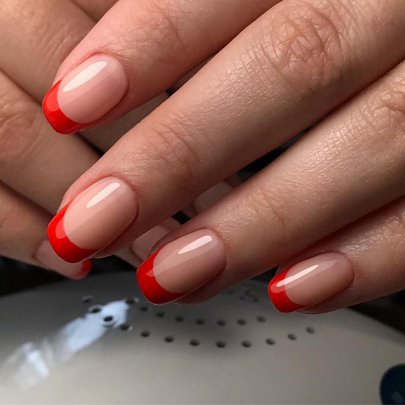 Красный френч на короткие ногти квадратной формы