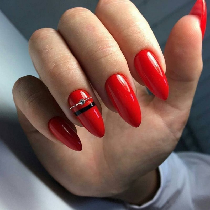 Красивый красный маникюр однотонный длинный