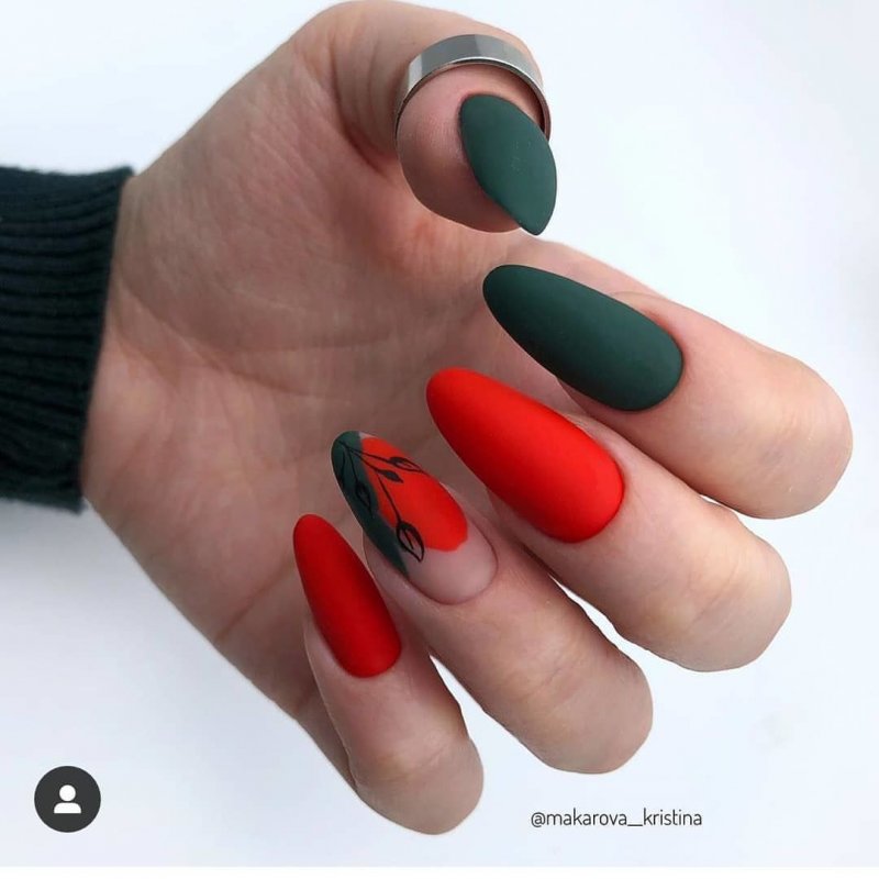 Красный матовый маникюр миндаль