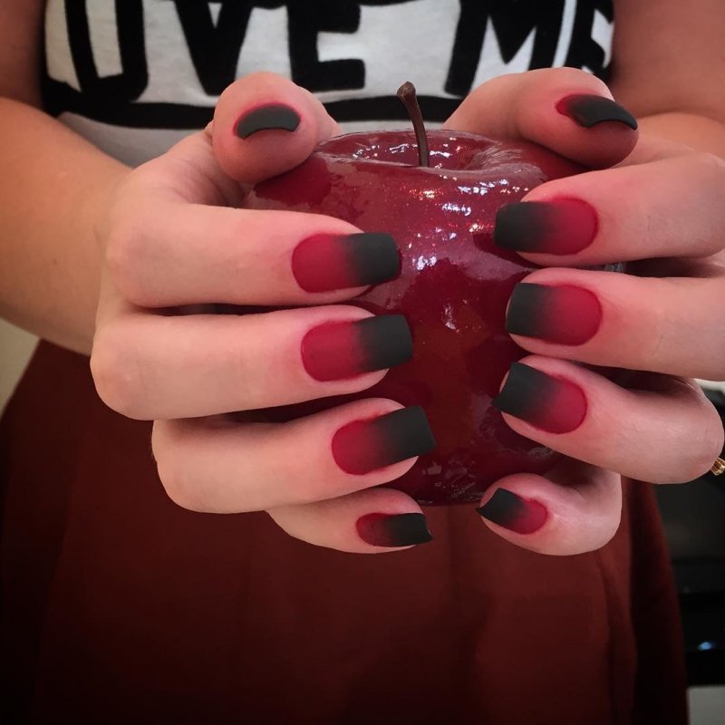 Маникюр омбре коралловый