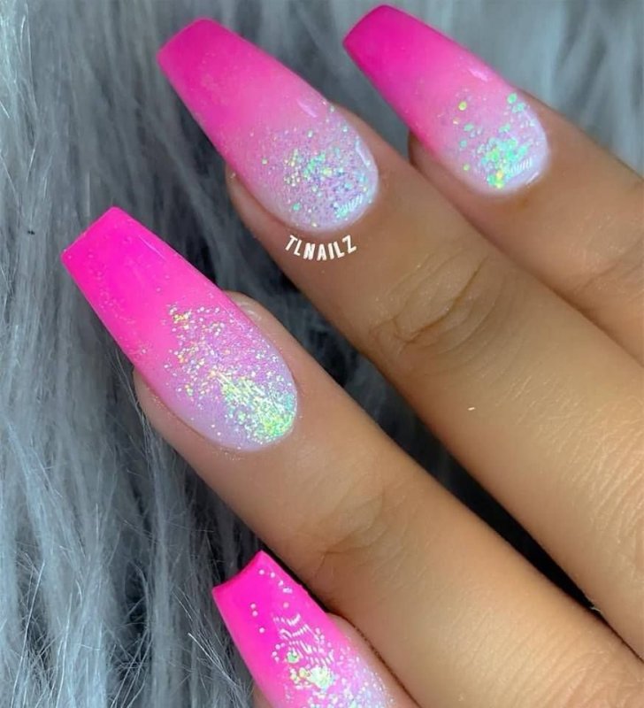 Неоновые розовые ногти короткие