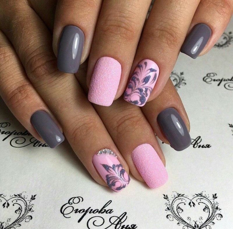 Серо-розовый маникюр