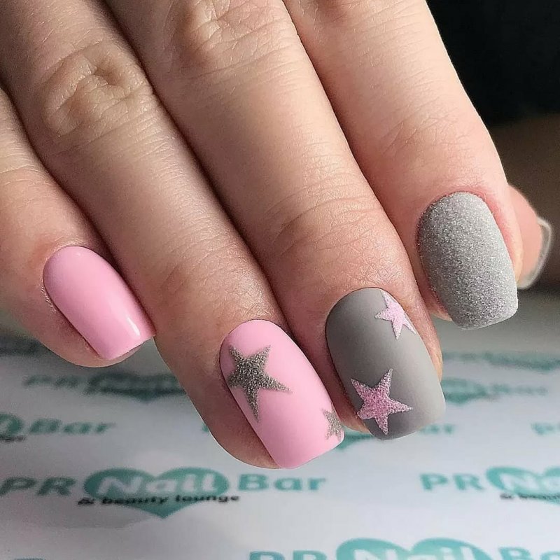 Серо-розовый маникюр