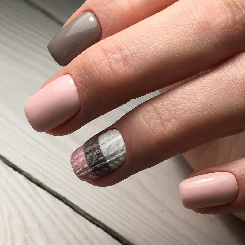 Серо-розовый маникюр на короткие ногти