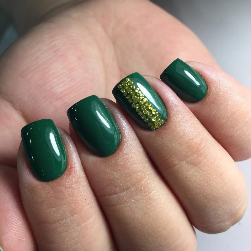 Маникюр зеленый