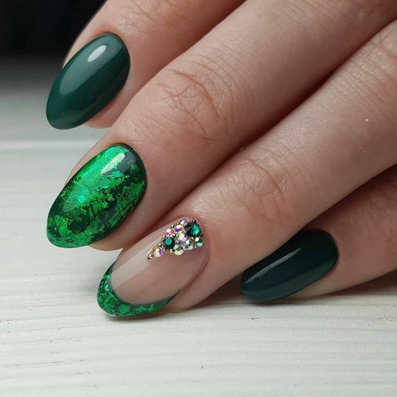 Маникюр зеленый изумруд