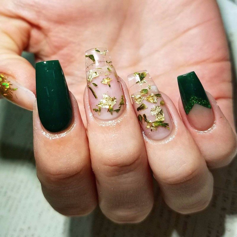 Маникюр с листиками конопли