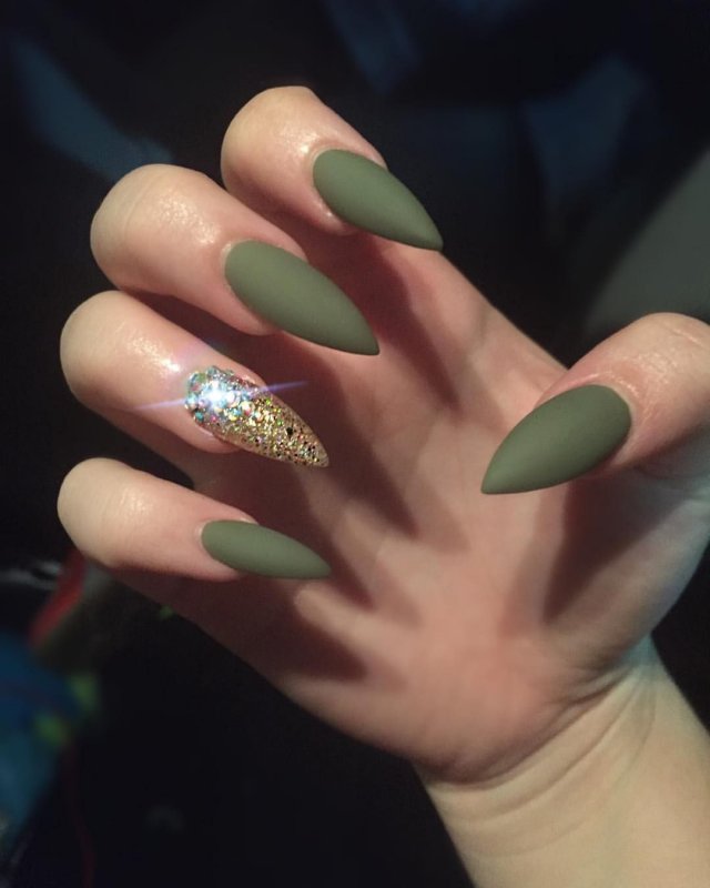 Маникюр зеленый с белым