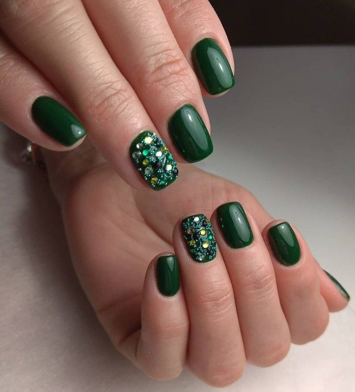 Маникюр с елкой