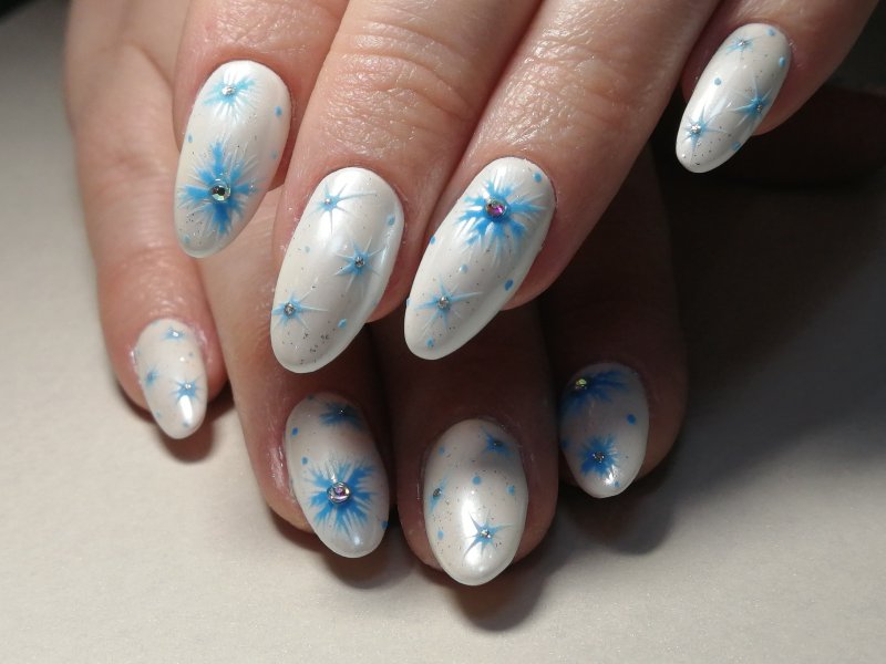 Маникюр со снежинками
