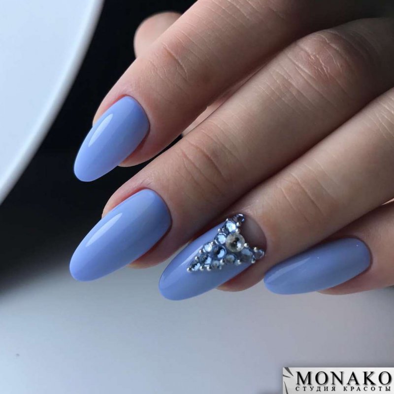 Маникюр в голубом цвете на миндалевидные ногти