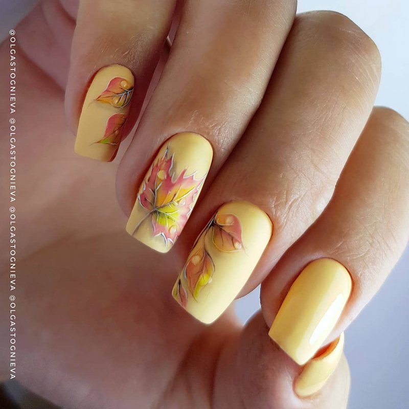 Жёлтый маникюр на короткие