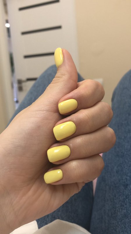 Модный желтый маникюр