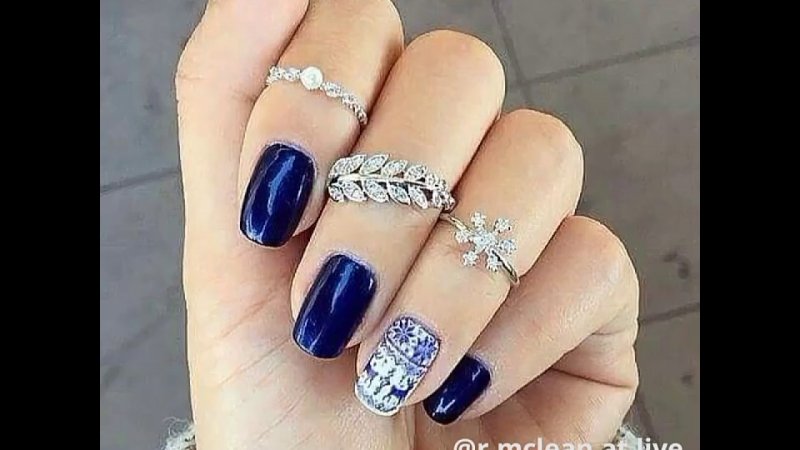 Синий маникюр и серебряные кольца