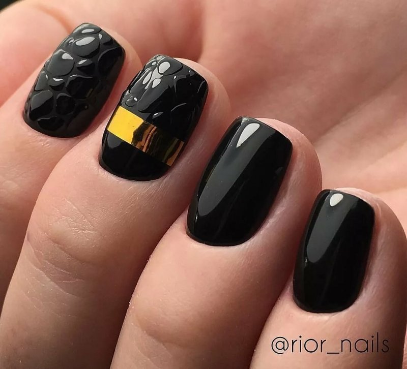 Черный маникюр на коротк