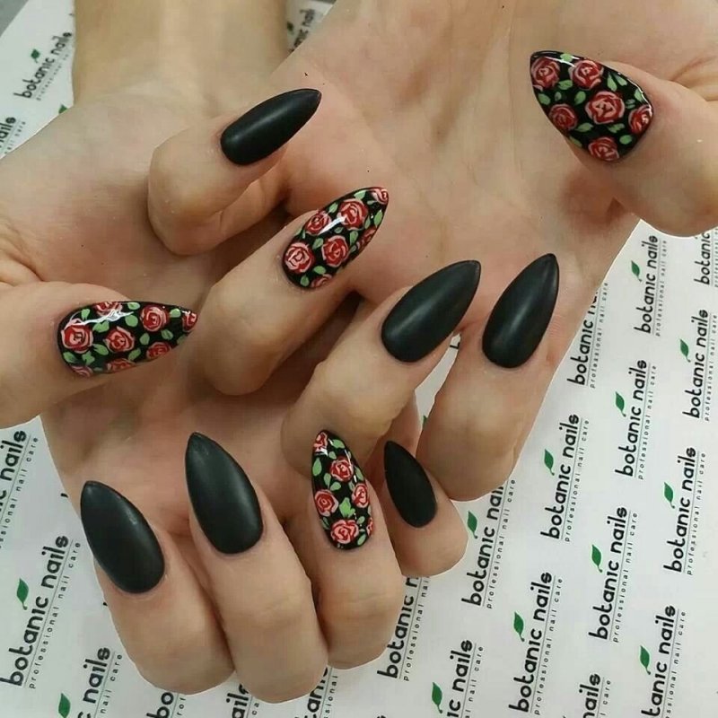 Маникюр с черными цветочками