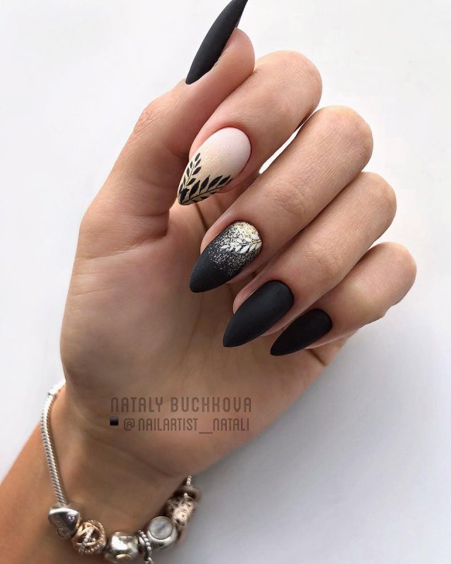 Чёрные ногти с змейкой